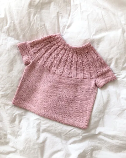 Hovedbilde Sunday Tee Mini PetiteKnit oppskrift