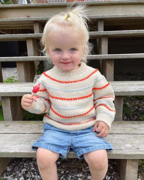 Hovedbilde Festival Sweater 1-14 år PetiteKnit mønster *