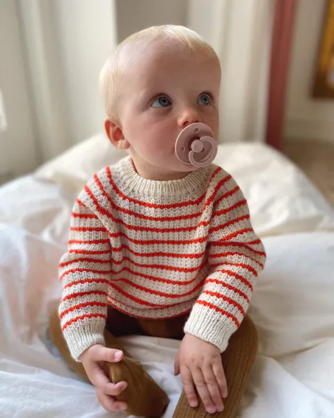 Hovedbilde Friday Sweater Baby PetiteKnit mønster*