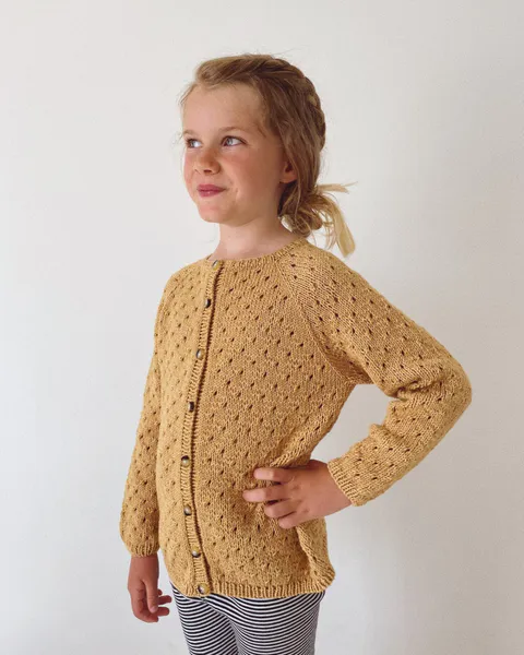 Hovedbilde Annas Sommercardigan - Junior PetiteKnit strikkeoppskrift*
