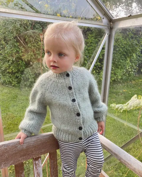 Hovedbilde Novice Cardigan Mini Chunky Edition PetiteKnit oppskrift
