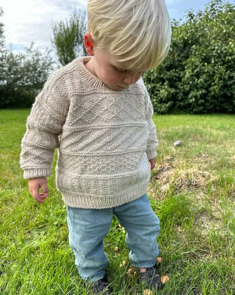 Hovedbilde PetiteKnit Storm sweater  junior oppskrift