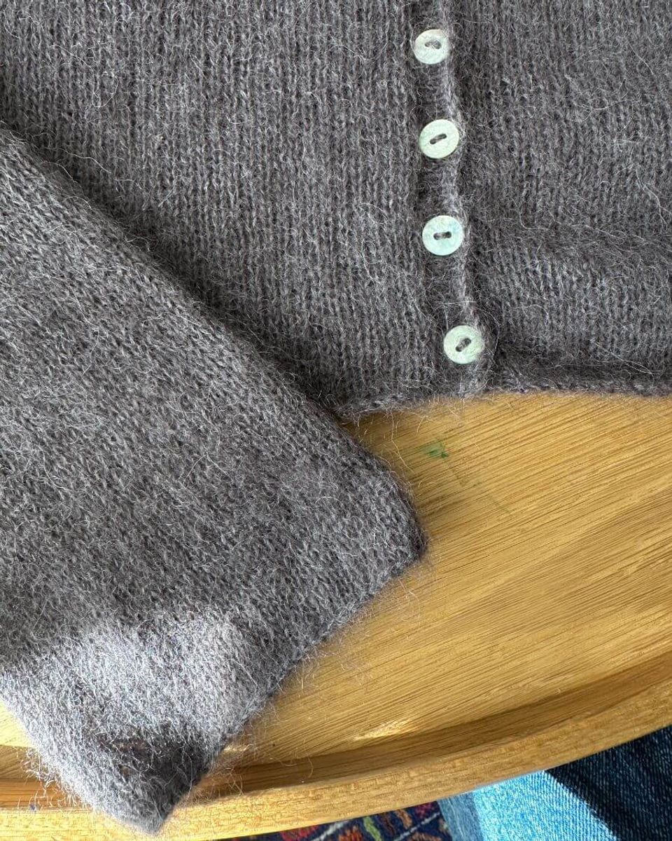 Ivy Cardigan til dame fra PetiteKnit oppskrift