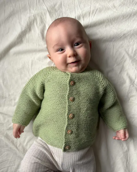 Hovedbilde Begynnerjakken 0 mnd - 8 år PetiteKnit mønster