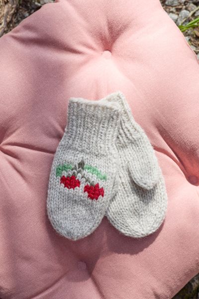 Hovedbilde 475-4 Kirsebærvotter til barn i Fivel fra Rauma oppskrift*