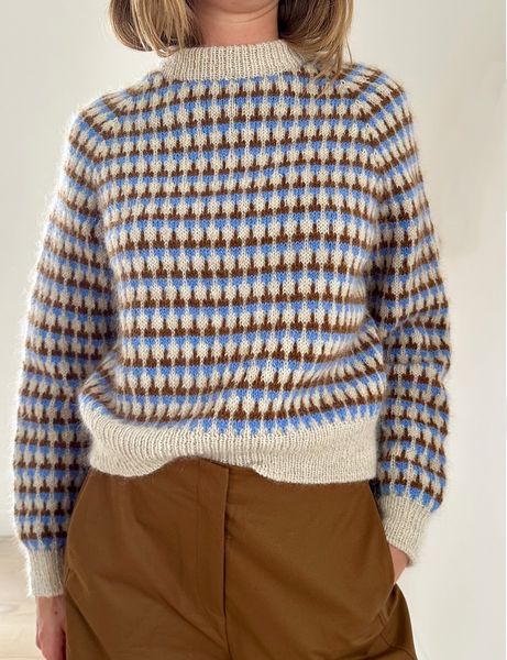 Hovedbilde Facet Sweater i Pernilla til dame fra Le Knit strikkepakke