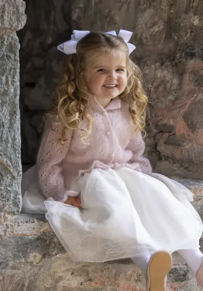 Hovedbilde 2520-1 Svane jakke til pike i Kid Silk Viking oppskrift *