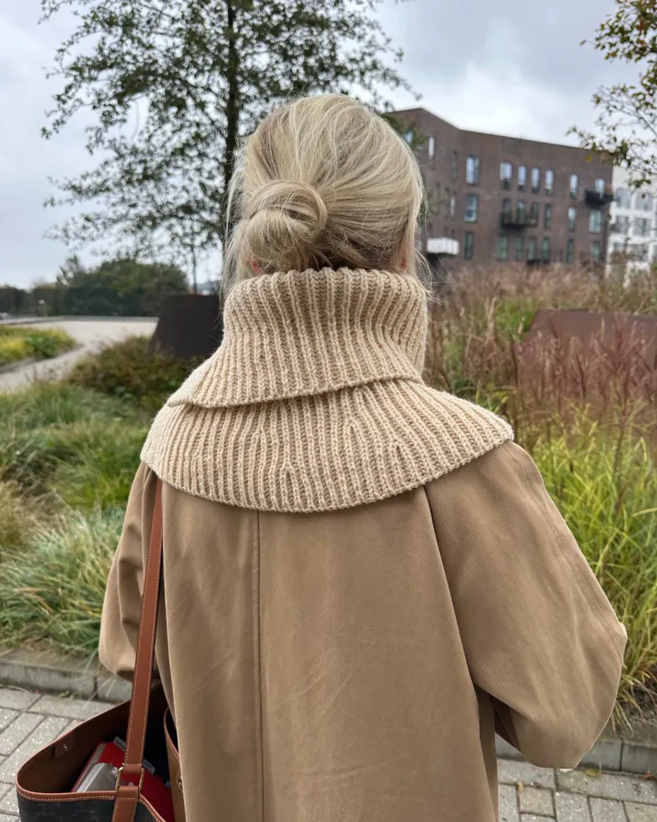 November Neck fra PetiteKnit oppskrift
