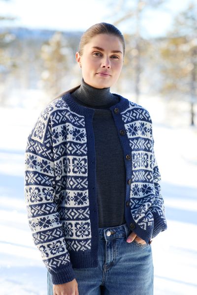 Hovedbilde 471 Hyttekofta i PT5 til dame fra Rauma oppskrift*