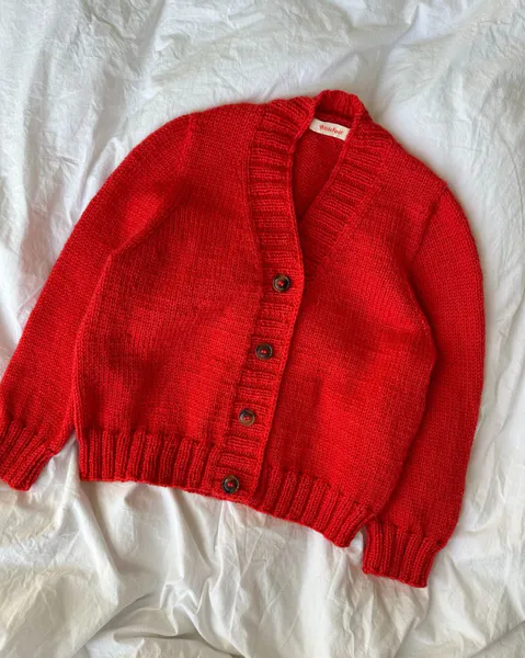 Hovedbilde PetiteKnit Eva Cardigan Junior oppskrift